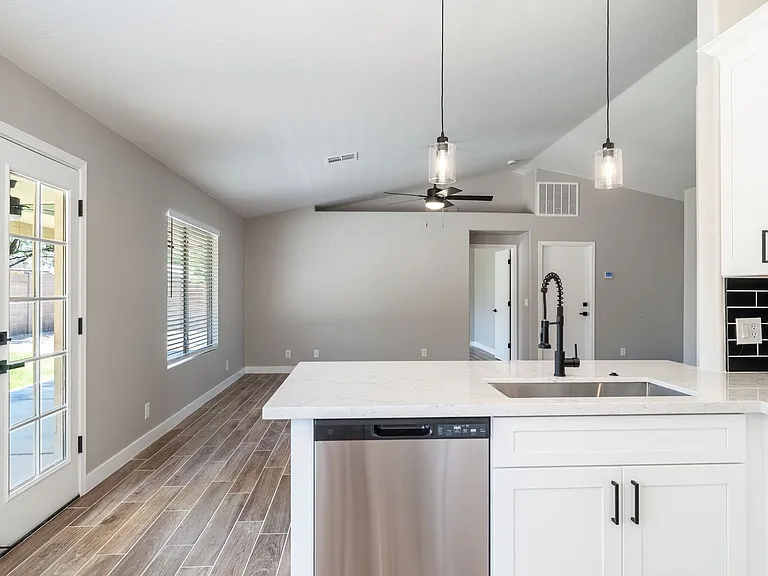 2883 E Oakland Ct — Photo 11