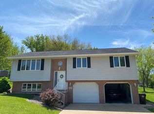 5530 Parkside Dr, Dubuque, IA 52002