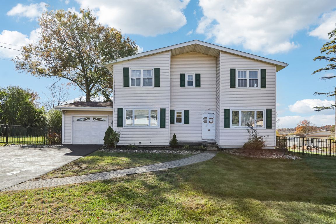 Wedgewood Dr-S2810-001.jpg