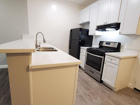 4th image of 449 S Alexandria Ave