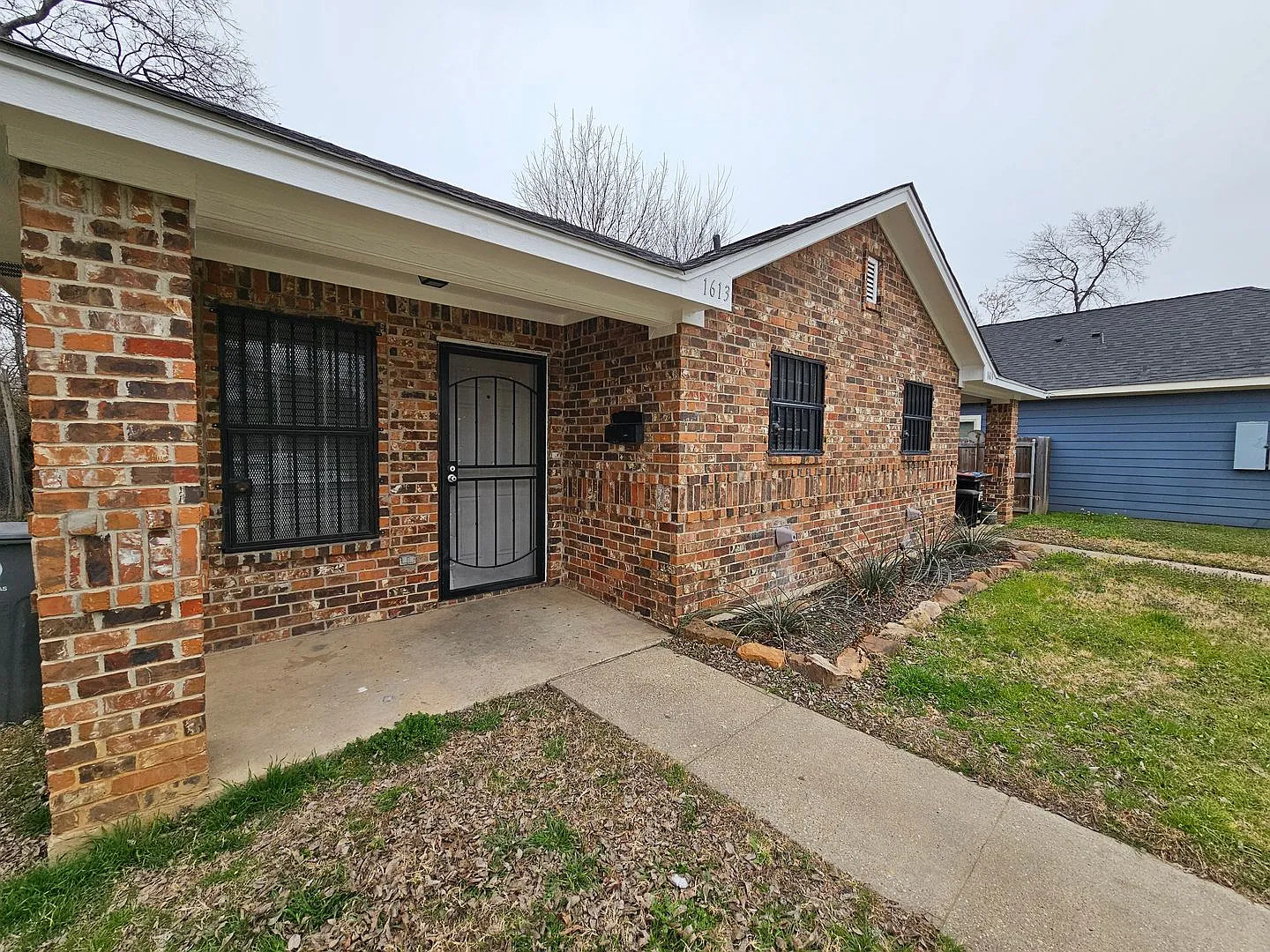 3-2 bath Situated in proximity to Downtown Dallas — Photo 2