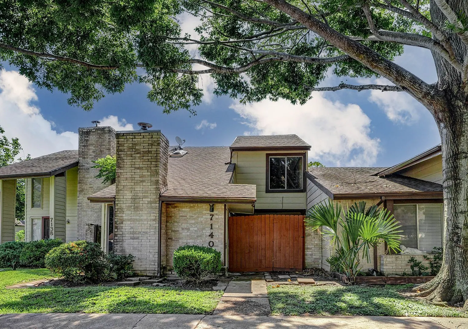 Houston Living in a Spacious Townhome — Photo 1