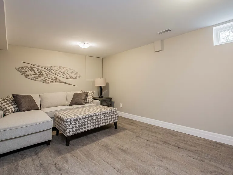 111 Amherst Dr — Photo 17