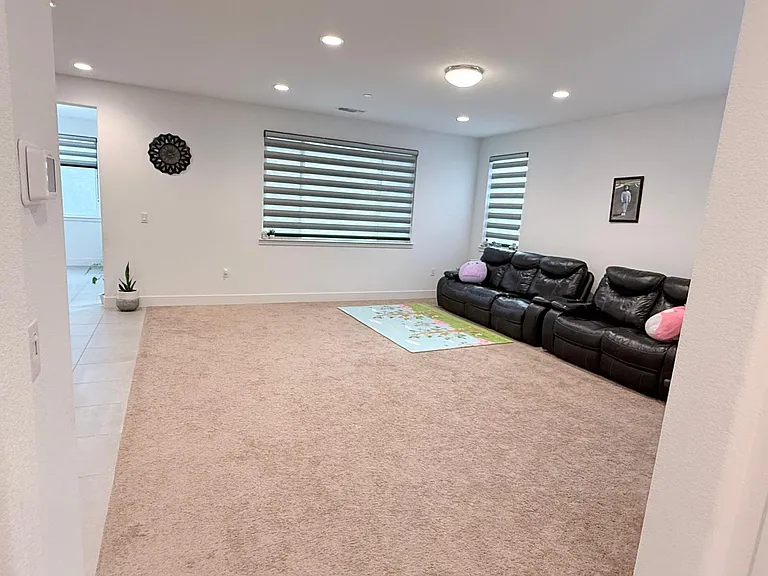 58 E Kamyar Pl — Photo 10