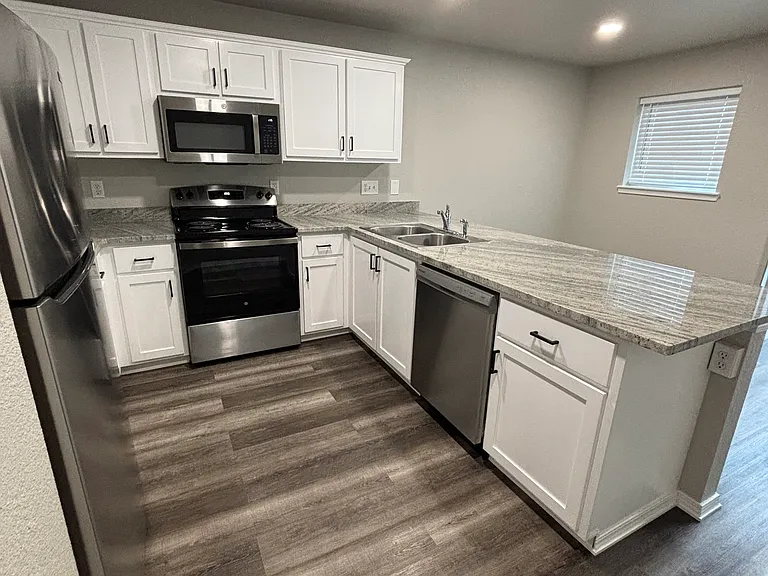 810 SE 9th St #810 — Photo 5