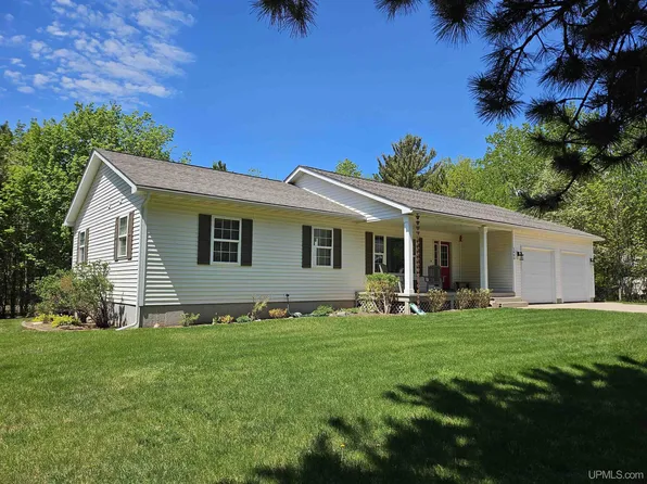 1400 Copper Dr, Hancock, MI 49930