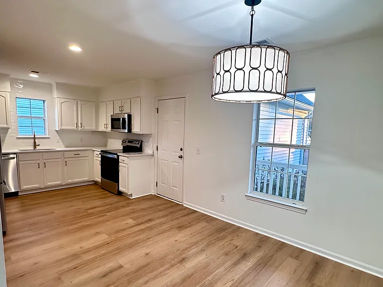 210 Barnwell St — Photo 2