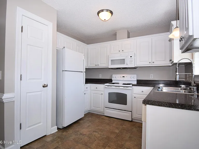3616 Fescue Dr — Photo 5