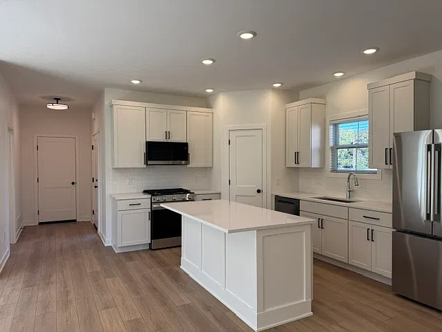 1 bed, 940 sqft, $1,950 — Photo 2