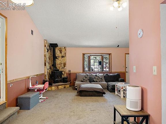 2nd image of 832 Wykagyl Rd