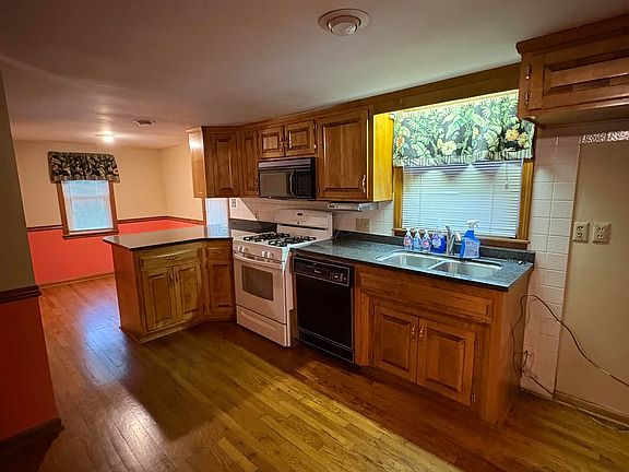 4th image of 1305 NE Atchison Ave