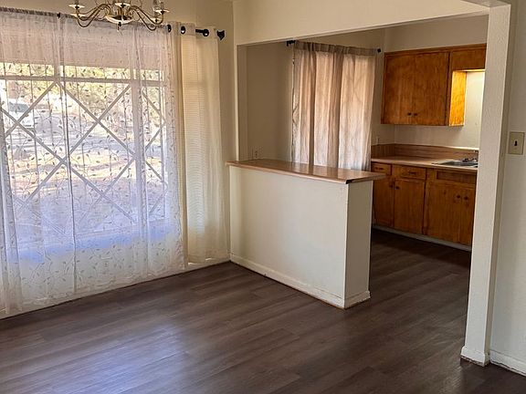 4th image of 215 W Oak Ave