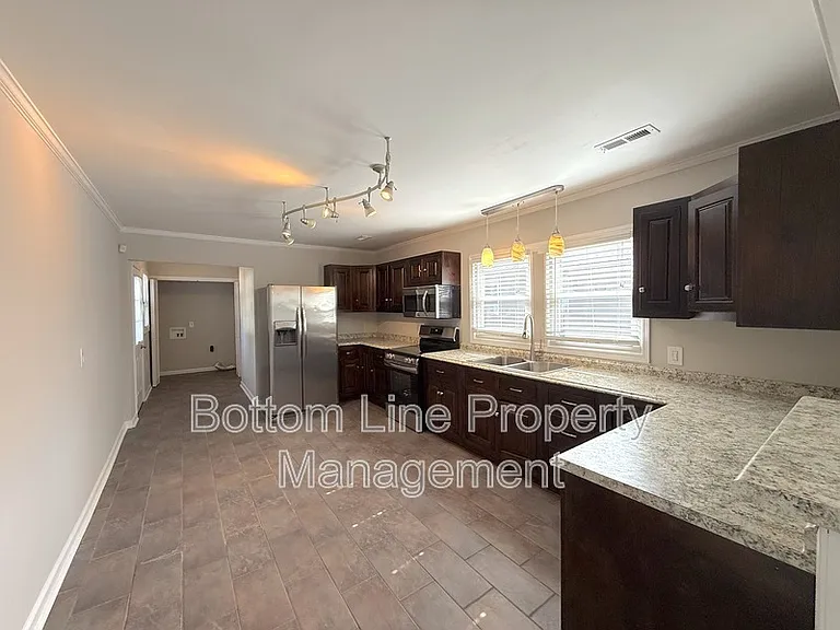 1024 E 10th St — Photo 4
