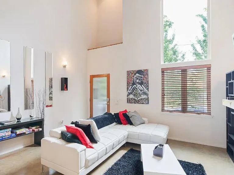 21 NE Wygant St — Photo 5