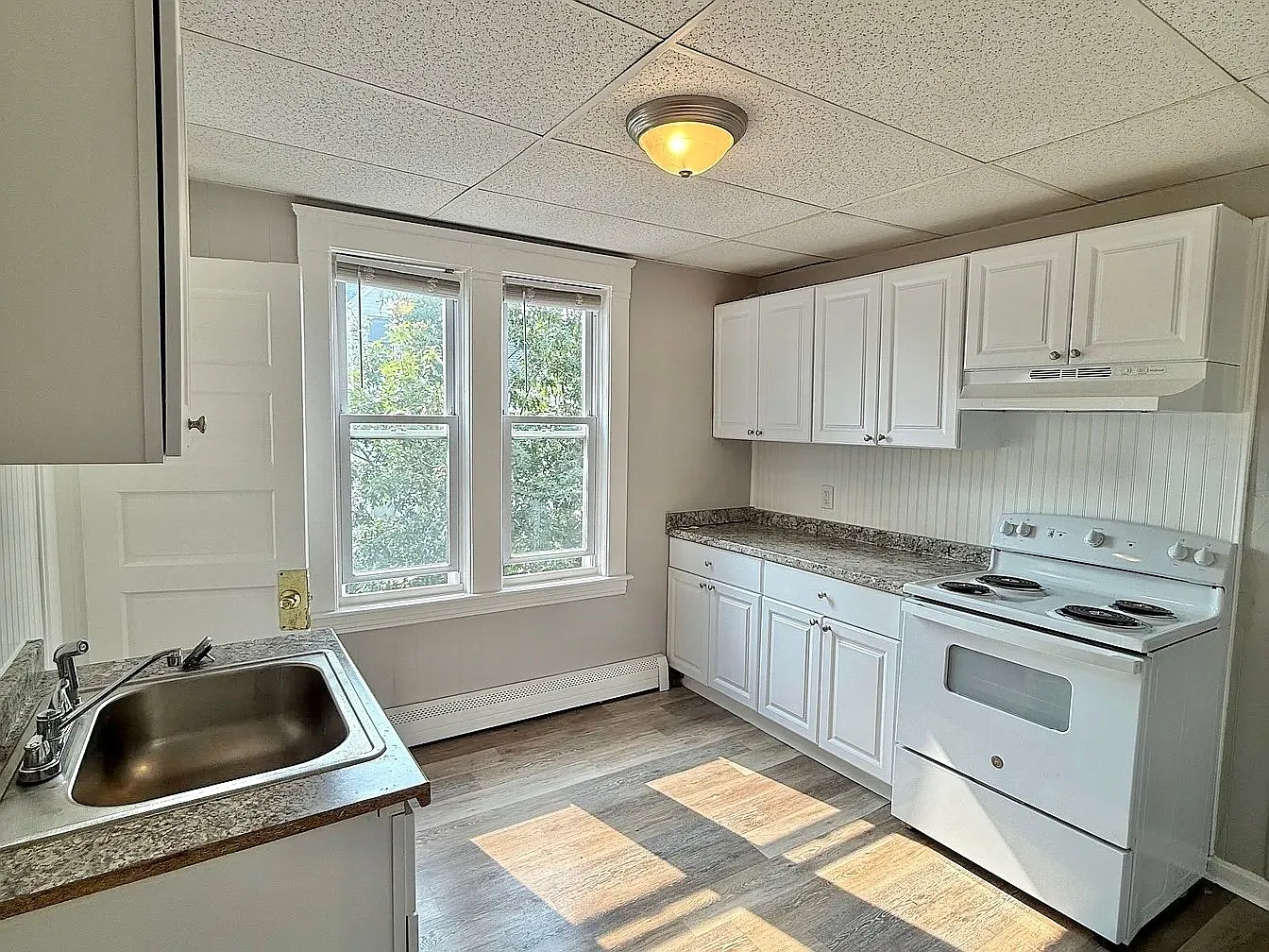 Updated 2-Bedroom Apartment - 86 Hamilton St #10, Worcester — Photo 1