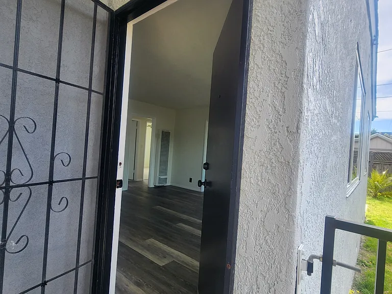 116 E Lewis St #B — Photo 3