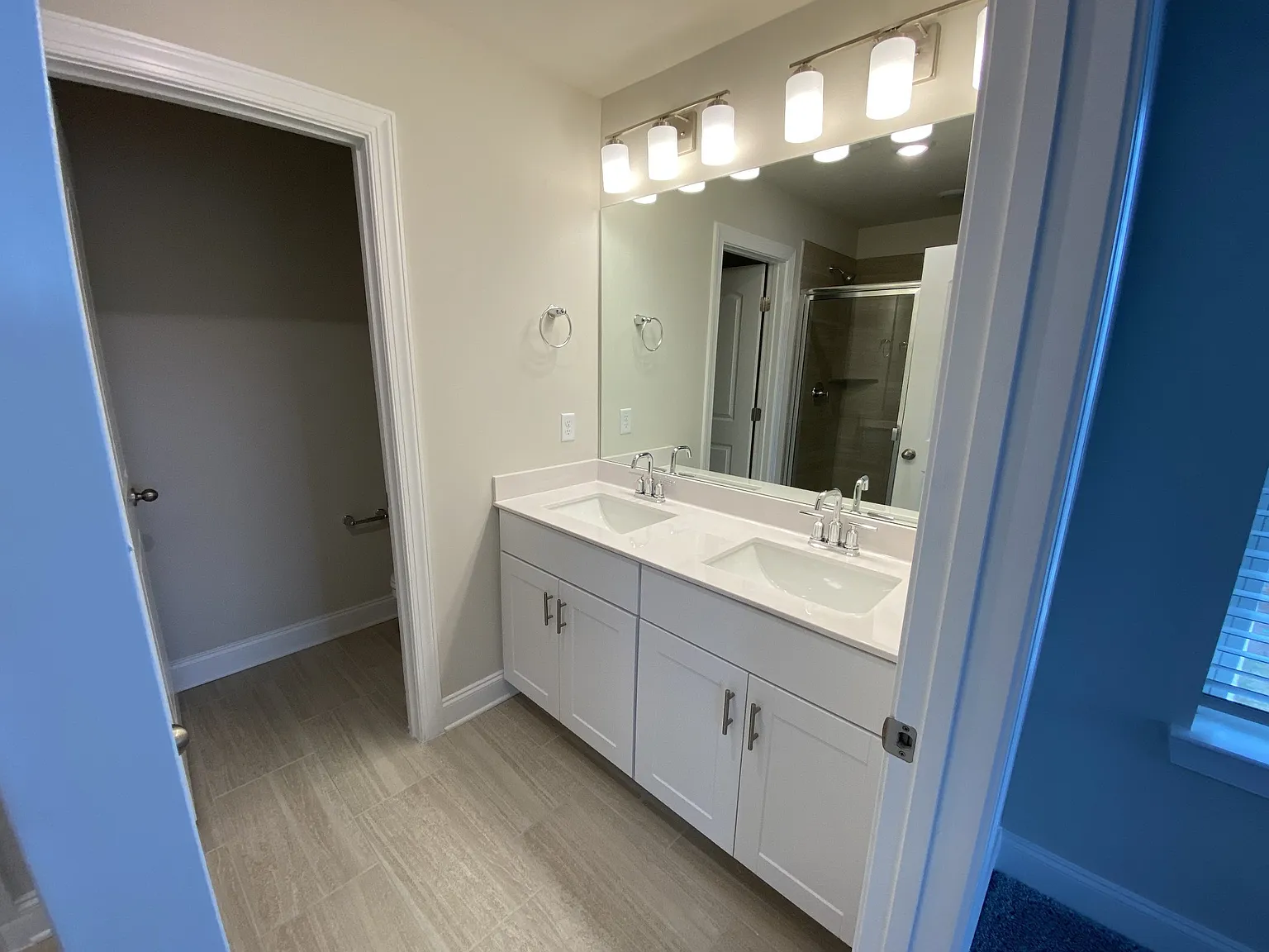 3 bed, 2.5 bath, 1834 sqft, $1,920 — Photo 2