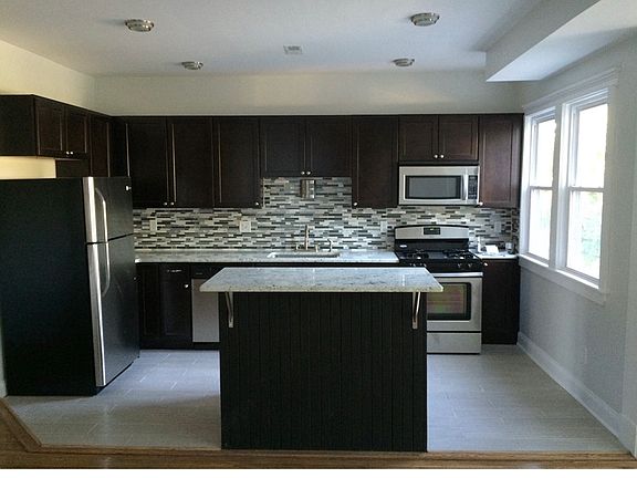 4th image of 626 Richmond Ave APT 4