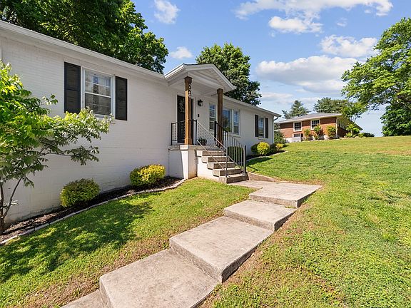 4th image of 220 Crestland Dr