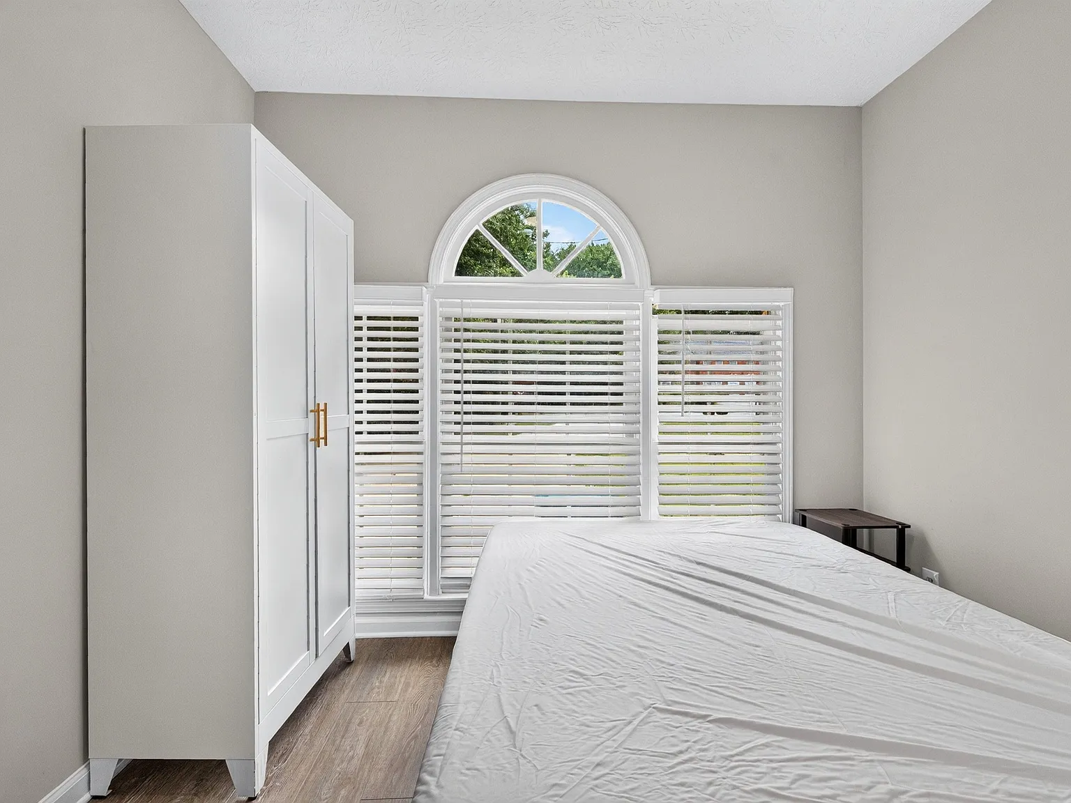 4 bed, 3.5 bath, 1600 sqft, $819 — Photo 2