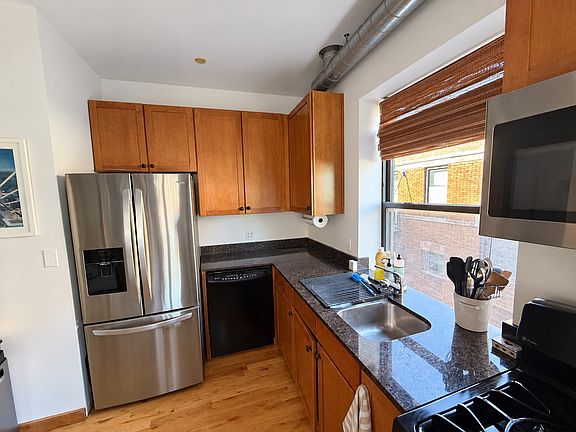 3rd image of 1647 W Addison St APT 3A