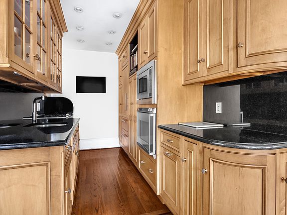 4th image of 11 Manhattan Ave