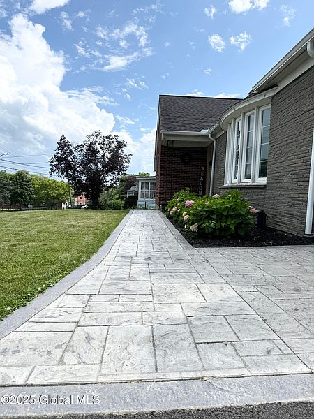 4th image of 18 Lark Street
