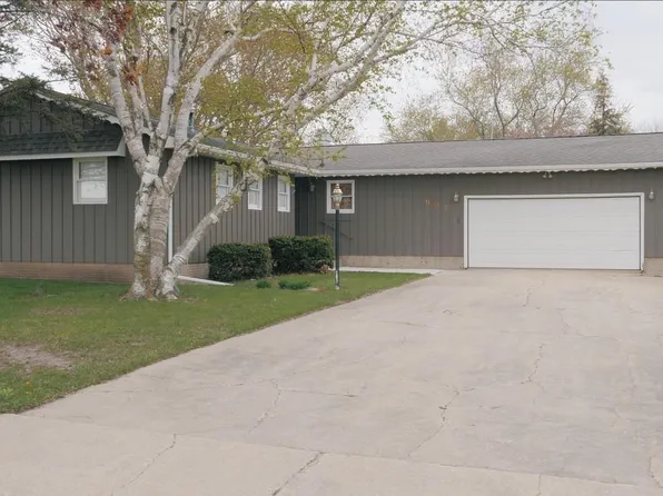 907 11th St, Charles City, IA 50616