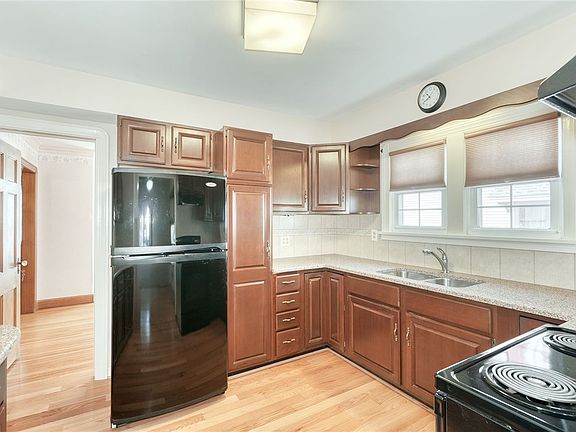 4th image of 136 Hoover Rd