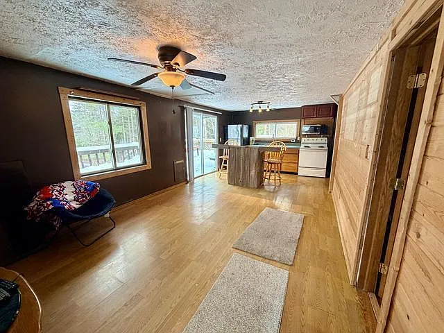 257 Thomas Ln photo 1