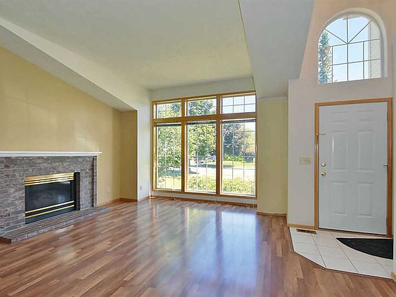 3rd image of 915 N Mitchell Ct
