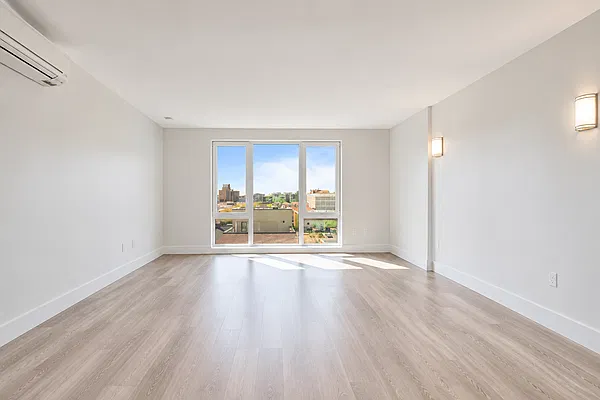 Living room, photo 2