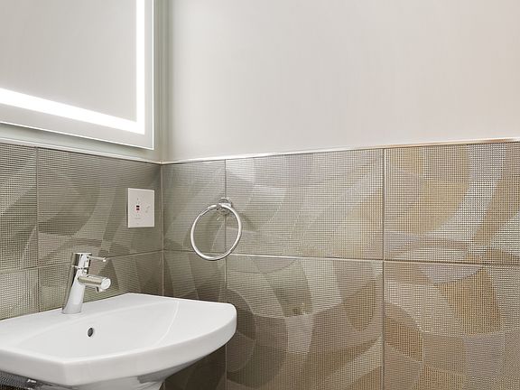 5th image of 608 W Arlington Pl #1