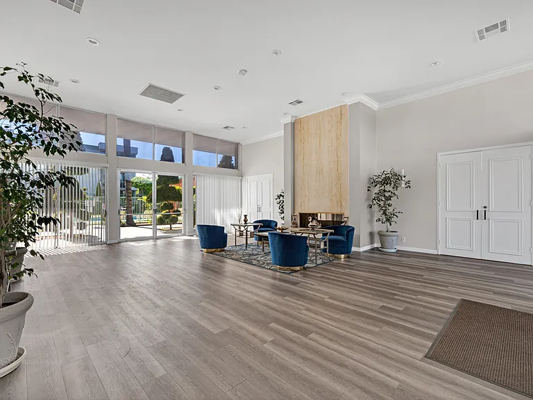 5301 Balboa Blvd #Q302 — Photo 3
