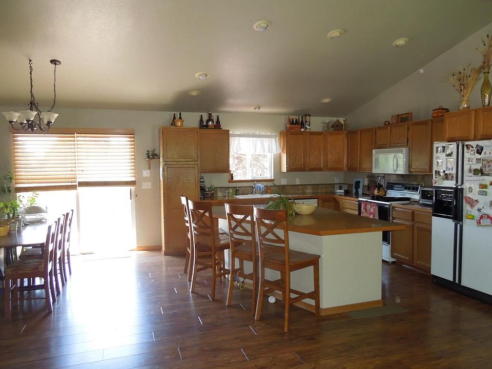 entrance into open kitchen with vaulted ceilings and island