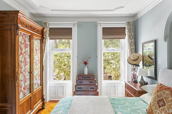 Sold by Compass | media 9