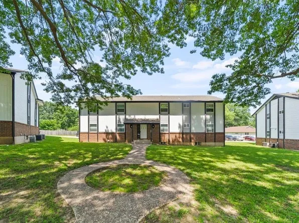 904 Twin Oaks Ter, Harrisonville, MO 64701