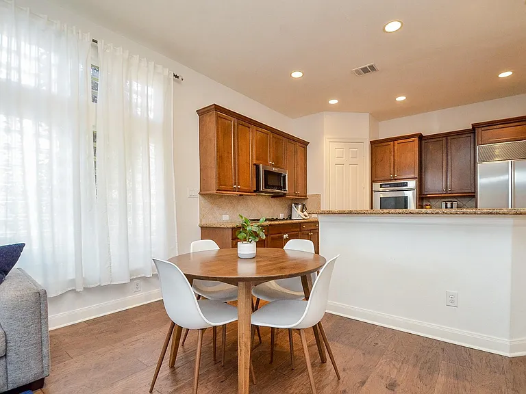2826 Tudor Mnr — Photo 19