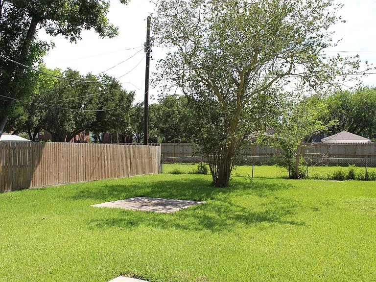 210 Brigadoon Ln — Photo 34