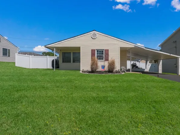 18 Lilac Ln, Levittown, PA 19054
