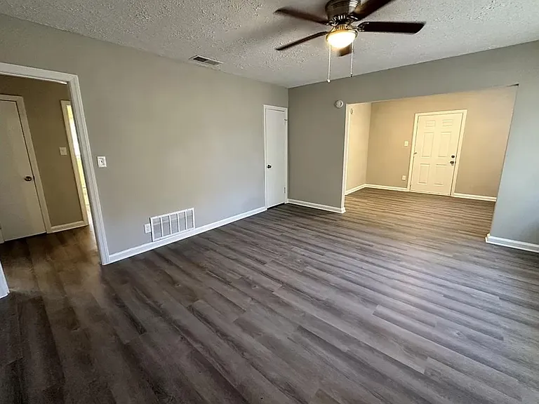 2826 Walker St — Photo 5