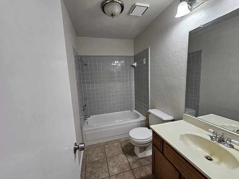 3813 Dorchester Dr — Photo 9