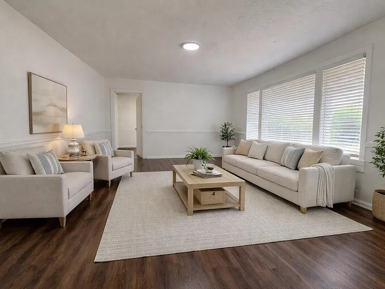209 W Alfred St — Photo 4