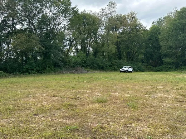 9080 Thornapple Dr, Pinckney, MI 48169