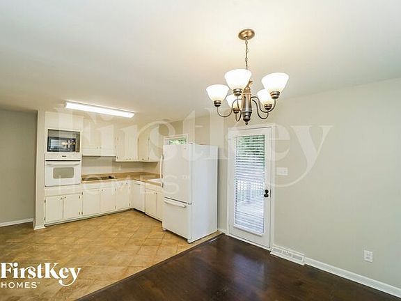 3rd image of 2914 Stratford Dr