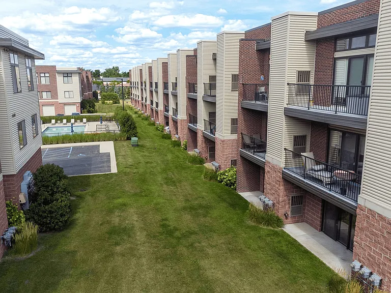 42 West Apartments — Photo 18