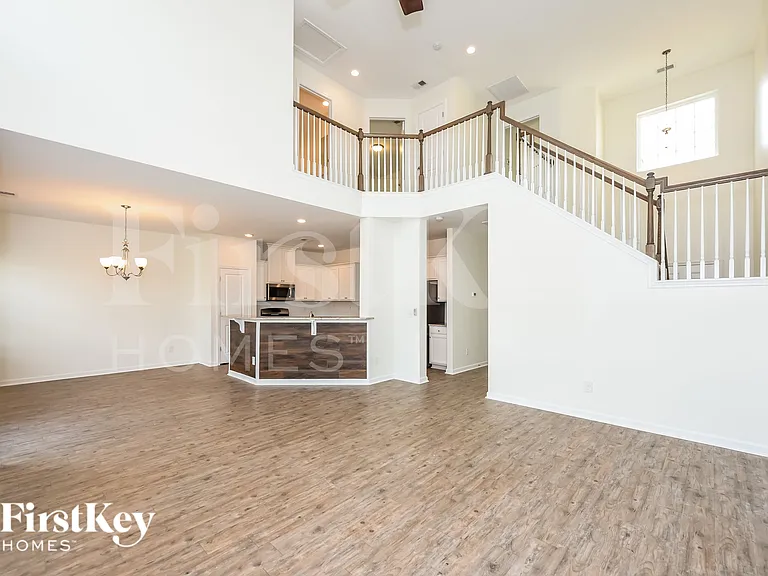 736 Redbud Ln — Photo 3
