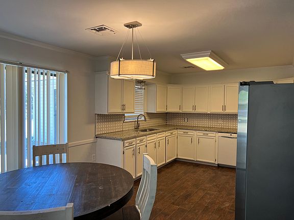 4th image of 1005 Sharron Dr