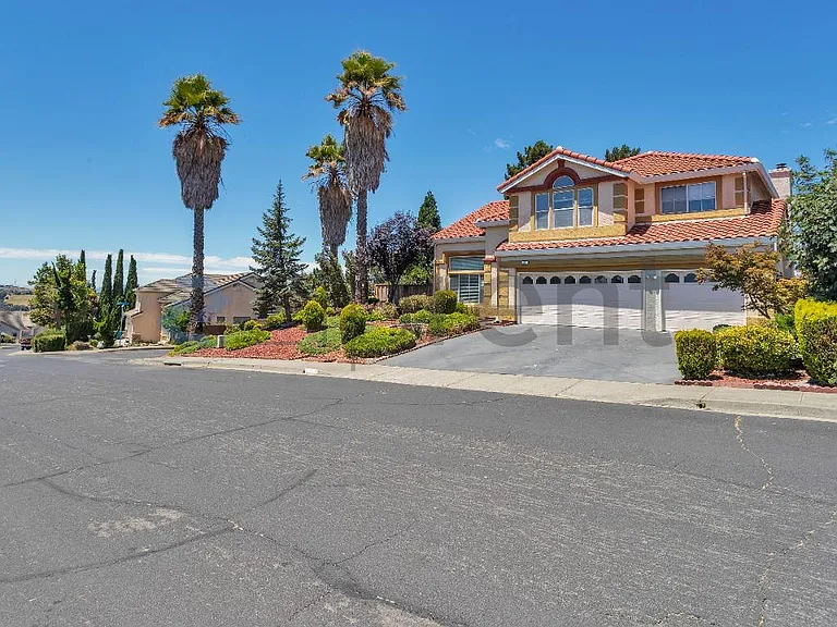 1001 Sandhurst Dr — Photo 3