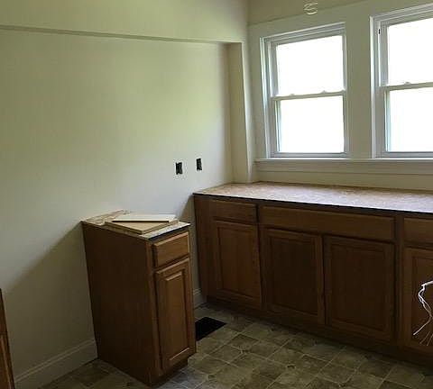 5th image of 580 Main St